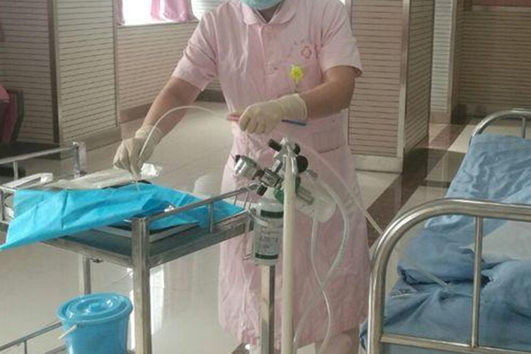 人工给婴儿吸痰过程图